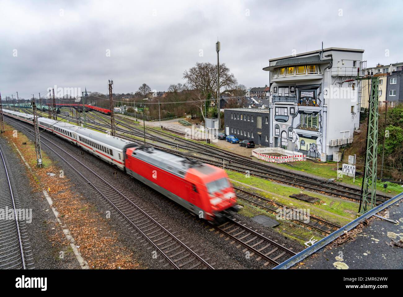 La caja de señales de Deutsche Bahn AG en MülheimStyrum controla el tráfico ferroviario en una