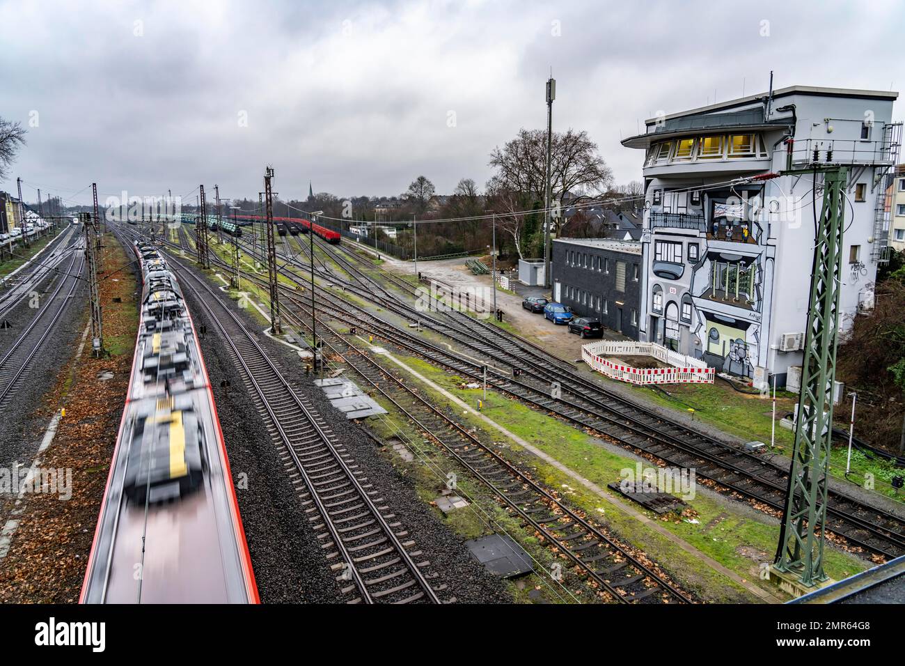 La caja de señales de Deutsche Bahn AG en MülheimStyrum controla el tráfico ferroviario en una