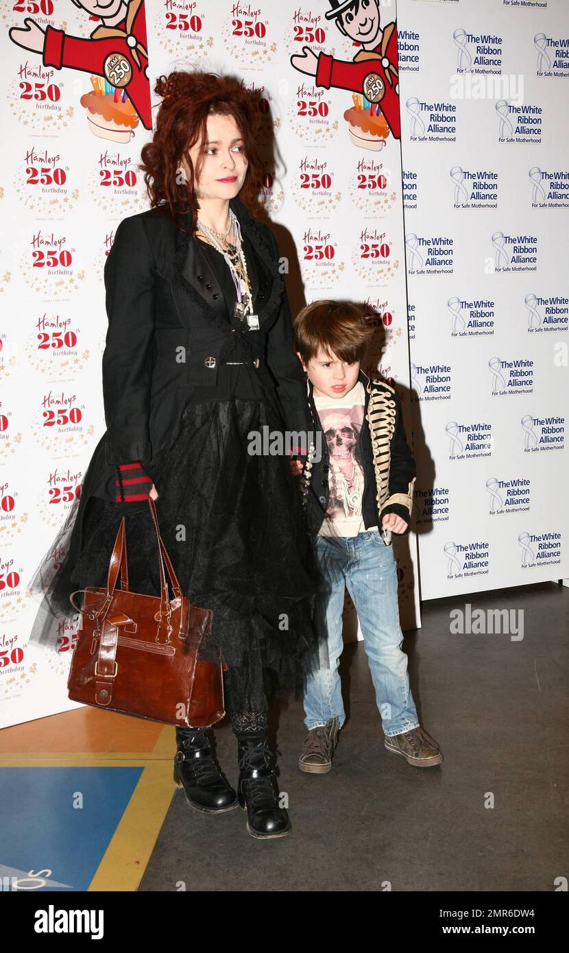 Helena Bonham Carter y su hijo Billy Raymond Burton asisten a la fiesta de cumpleaños 250th de Hamleys en Hamleys. Londres, Inglaterra. 2/11/10. Foto de stock