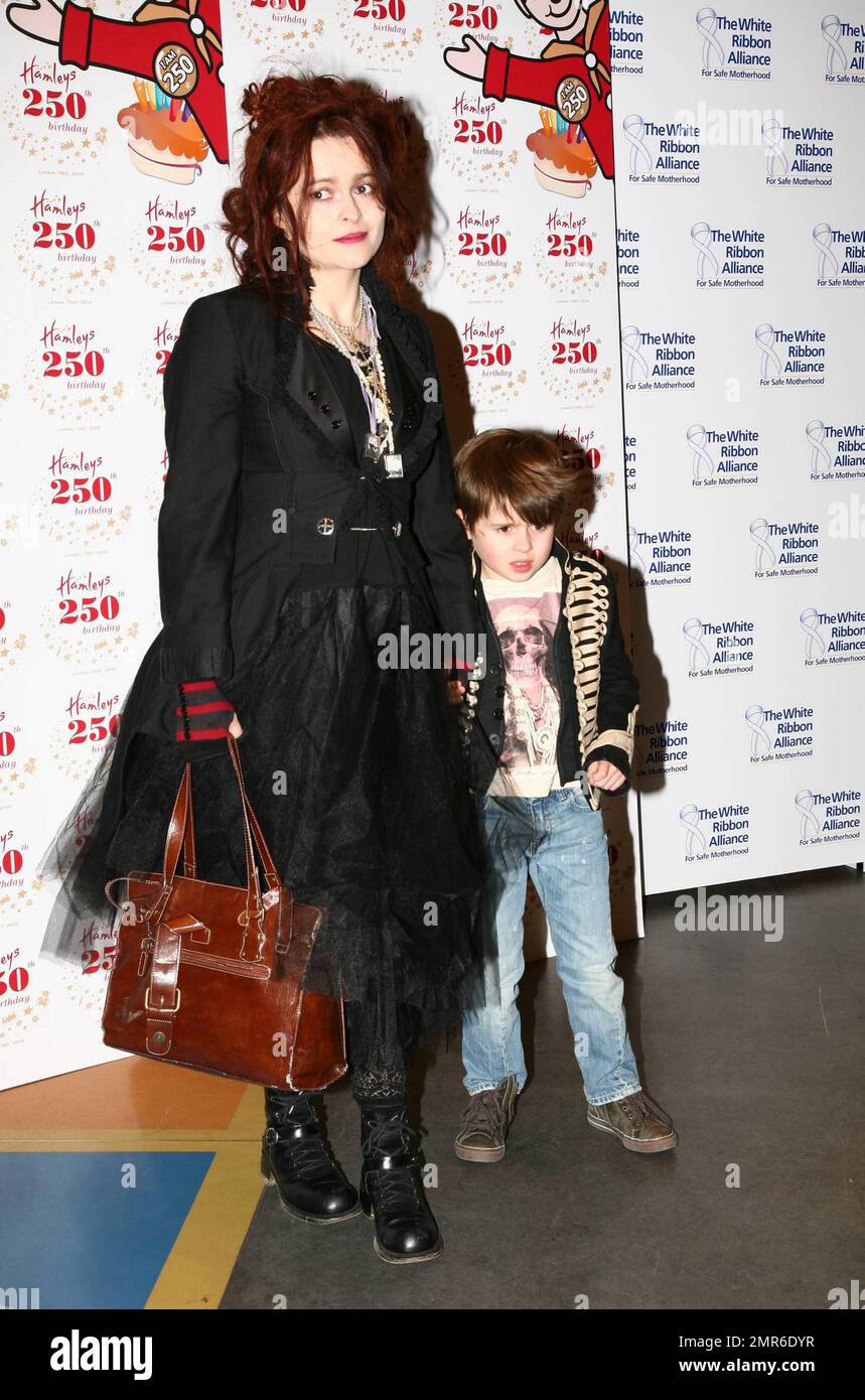 Helena Bonham Carter y su hijo Billy Raymond Burton asisten a la fiesta de cumpleaños 250th de Hamleys en Hamleys. Londres, Inglaterra. 2/11/10. Foto de stock