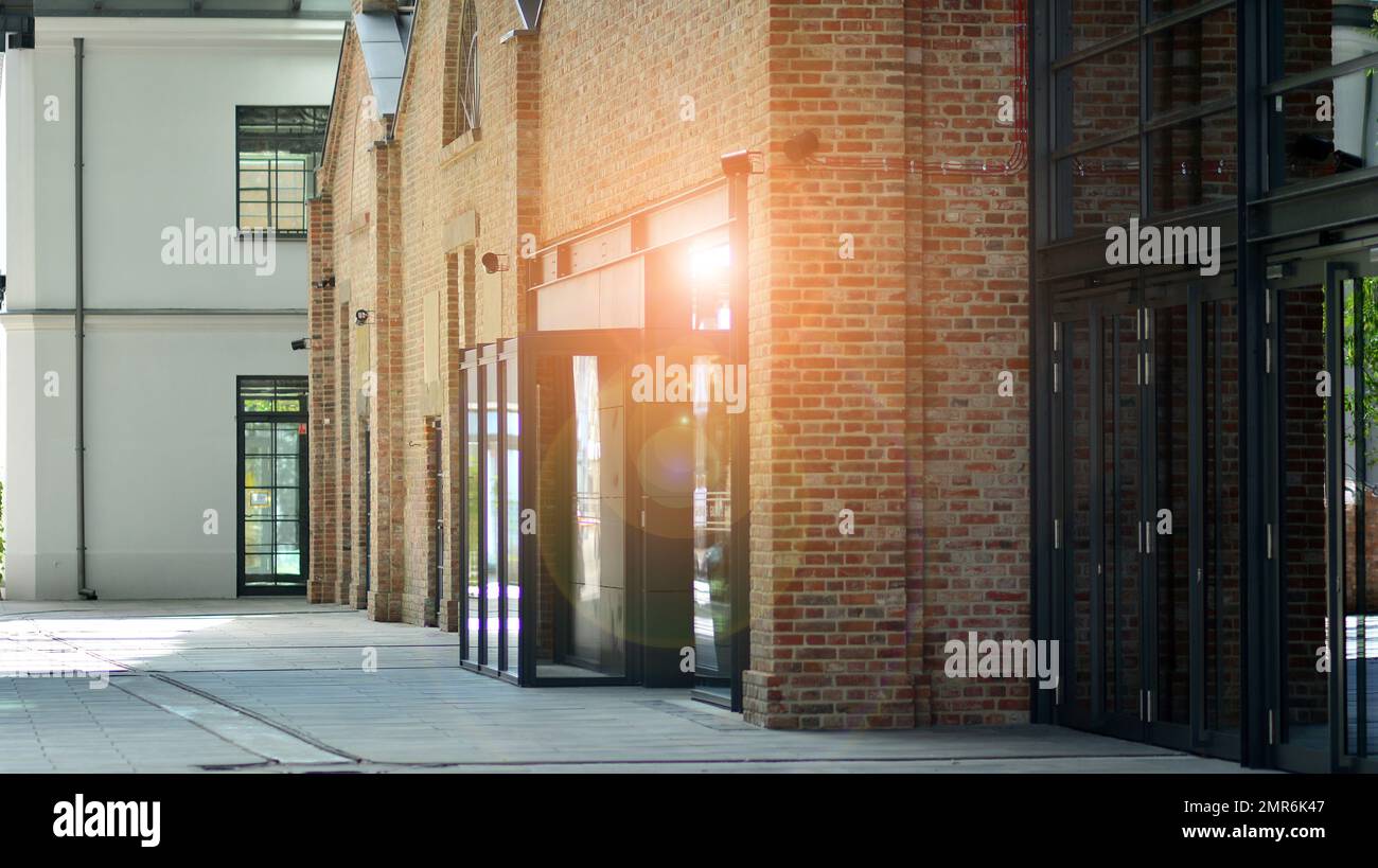 Ventanas panorámicas de nuevos locales comerciales. Propiedad comercial en desarrollo estándar para alquiler. Foto de stock