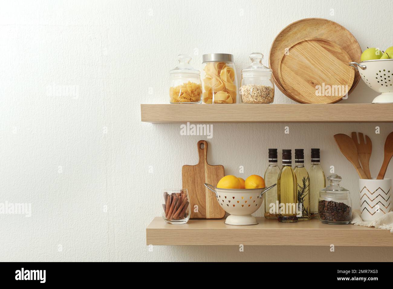 Estantes De Madera Con Vajilla Y Productos En La Pared Concepto De Interior  De Cocina Foto de archivo - Imagen de tarros, adentro: 170892812