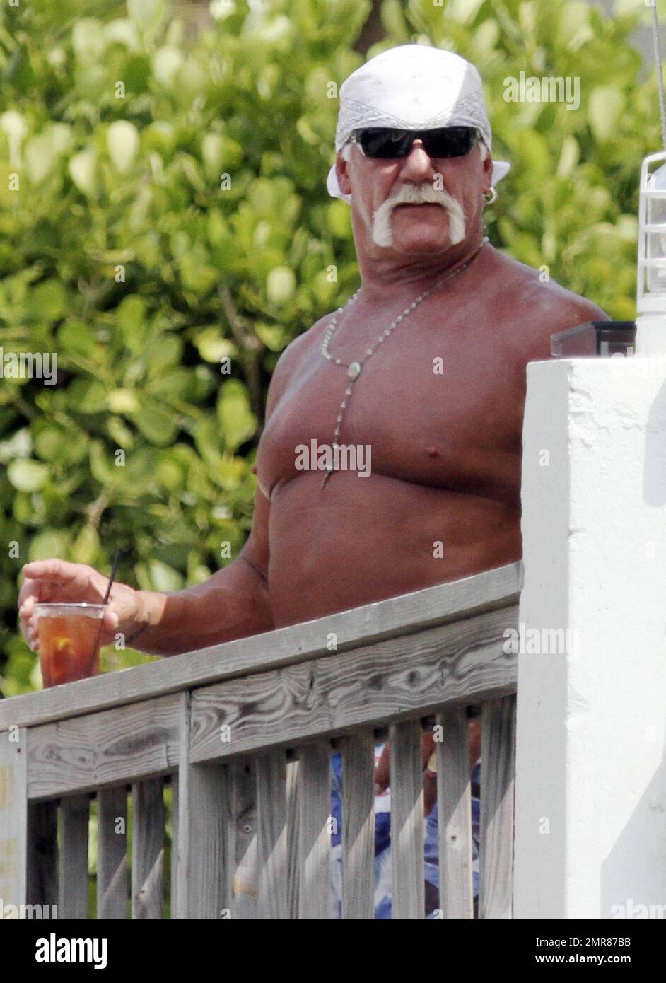 EXCLUSIVO! Hulk Hogan pasa el día junto a la piscina con su hija Brooke y su novia Jennifer McDaniel Foto porno