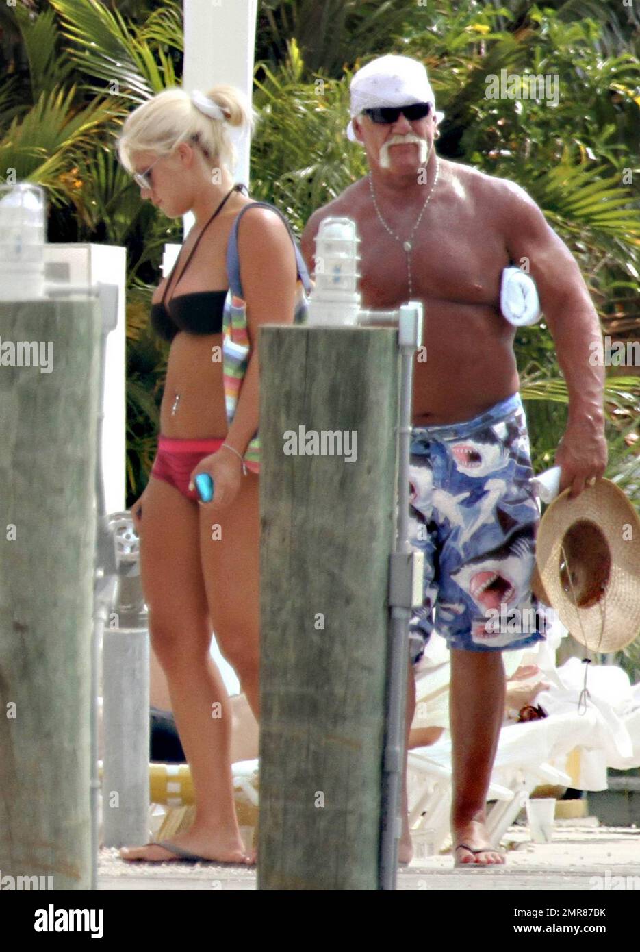 EXCLUSIVO! Hulk Hogan pasa el día junto a la piscina con su hija Brooke y su novia Jennifer McDaniel
