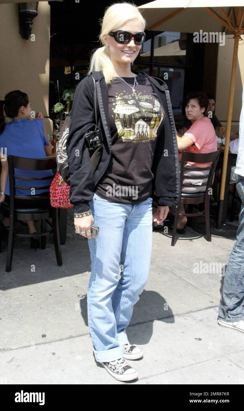 La ex chica de al lado Holly Madison optó por ropa súper casual e incluso  holgada, incluyendo una camiseta holgada de Las Vegas, para salir a  almorzar en el restaurante Toast, hoy,