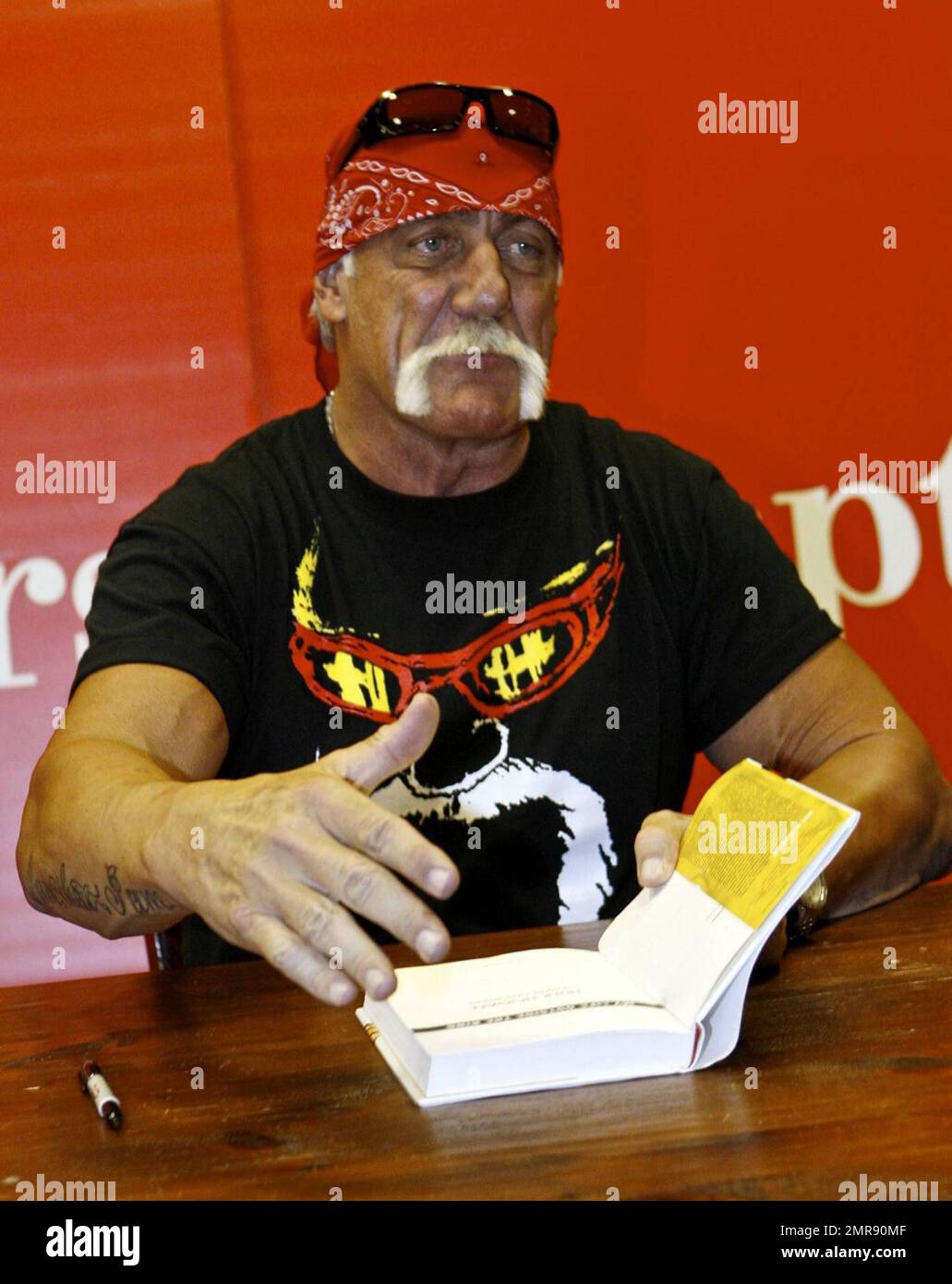 Hulk Hogan firma copias de su nuevo libro 'Hulk Hogan: Mi vida fuera del  anillo' en los capítulos de Toronto, ON. 12/9/09 Fotografía de stock - Alamy