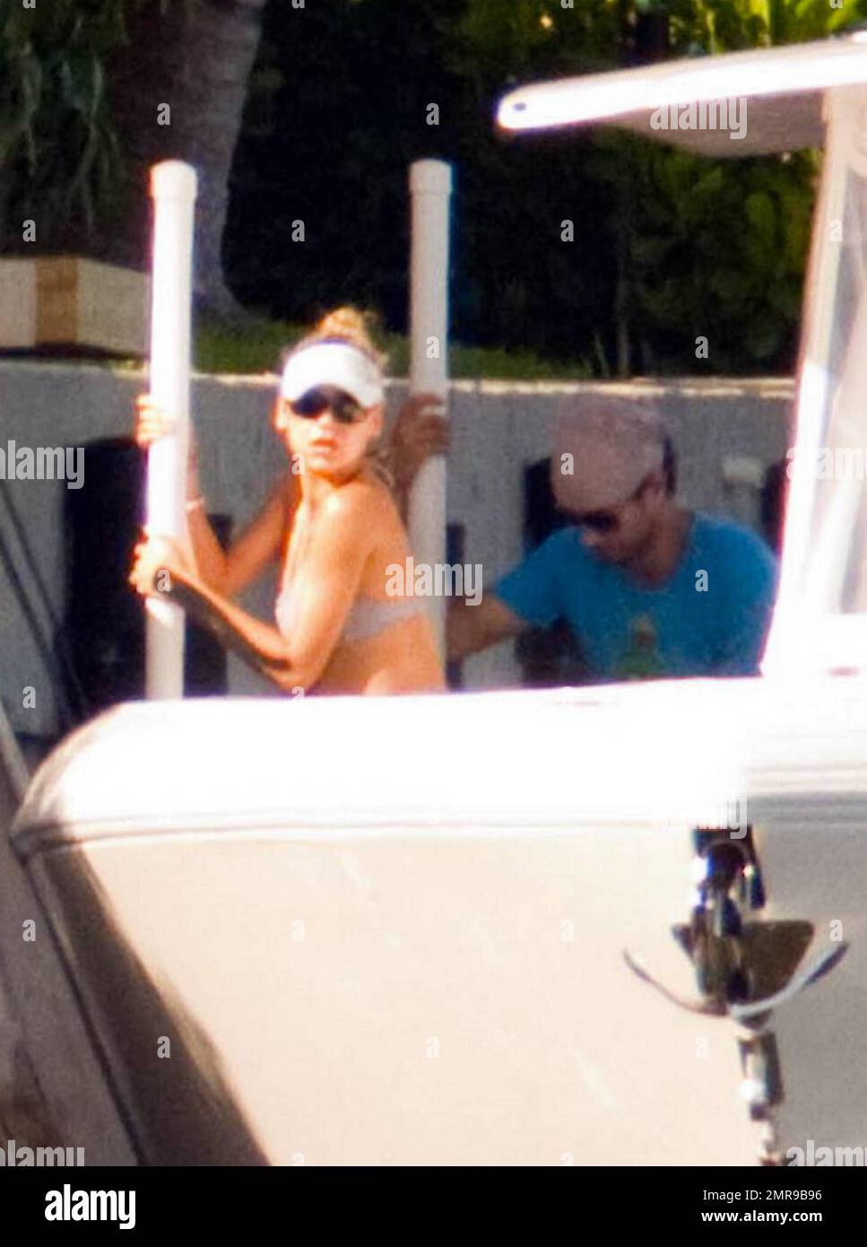 EXCLUSIVO! Enrique Iglesias y su novia vestida de bikini, la gran tenista Anna  Kournikova pasan un día romántico juntos navegando en la bahía de Biscayne.  La pareja, que según se informa está