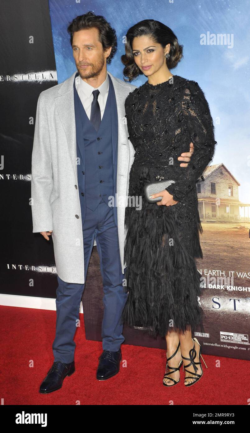 Matthew McConaughey y Camila Alves en el estreno interestelar en AMC Lincoln Square, Nueva York, NY, 3rd de noviembre de 2014. Foto de stock