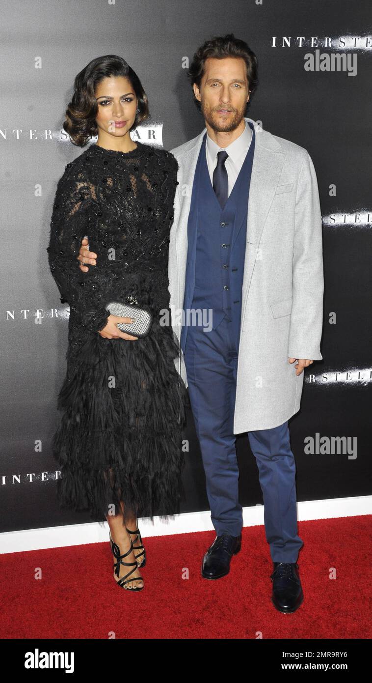 Matthew McConaughey y Camila Alves en el estreno interestelar en AMC Lincoln Square, Nueva York, NY, 3rd de noviembre de 2014. Foto de stock