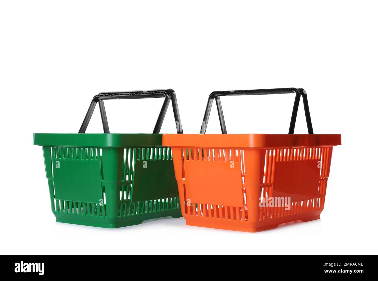 Cestas de compras de plástico de color aisladas en blanco Fotografía de  stock - Alamy