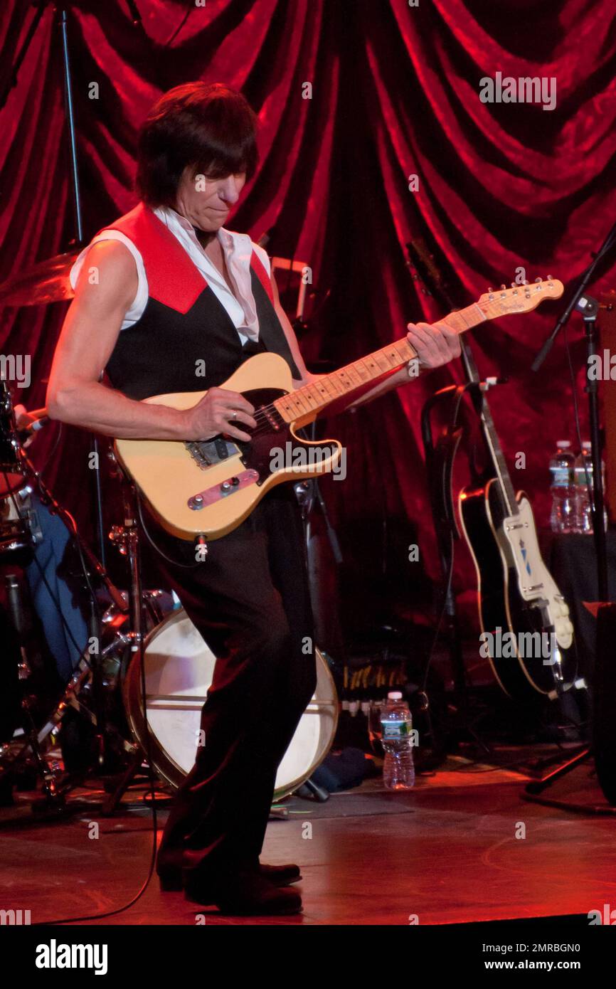 El legendario guitarrista de rock inglés Jeff Beck, Quien fue nombrado 14th  en la lista de Rolling Stone de los '100 mejores guitarristas de todos los  tiempos', deja que su pelo peludo