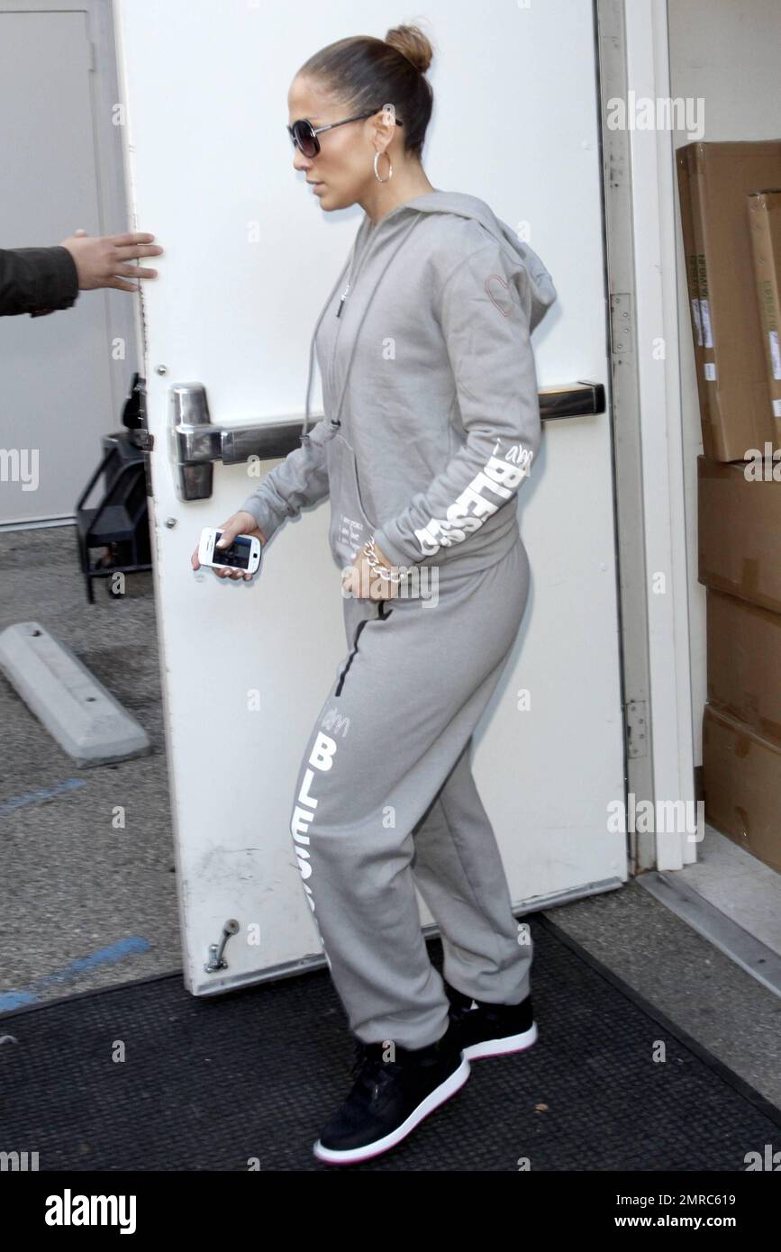 EXCLUSIVO! Con zapatillas negras y una sudadera con capucha gris y  pantalones de chándal marcados con una cruz y el texto 'I am Blessed',  Jennifer Lopez, de 42 años, está rodeada de