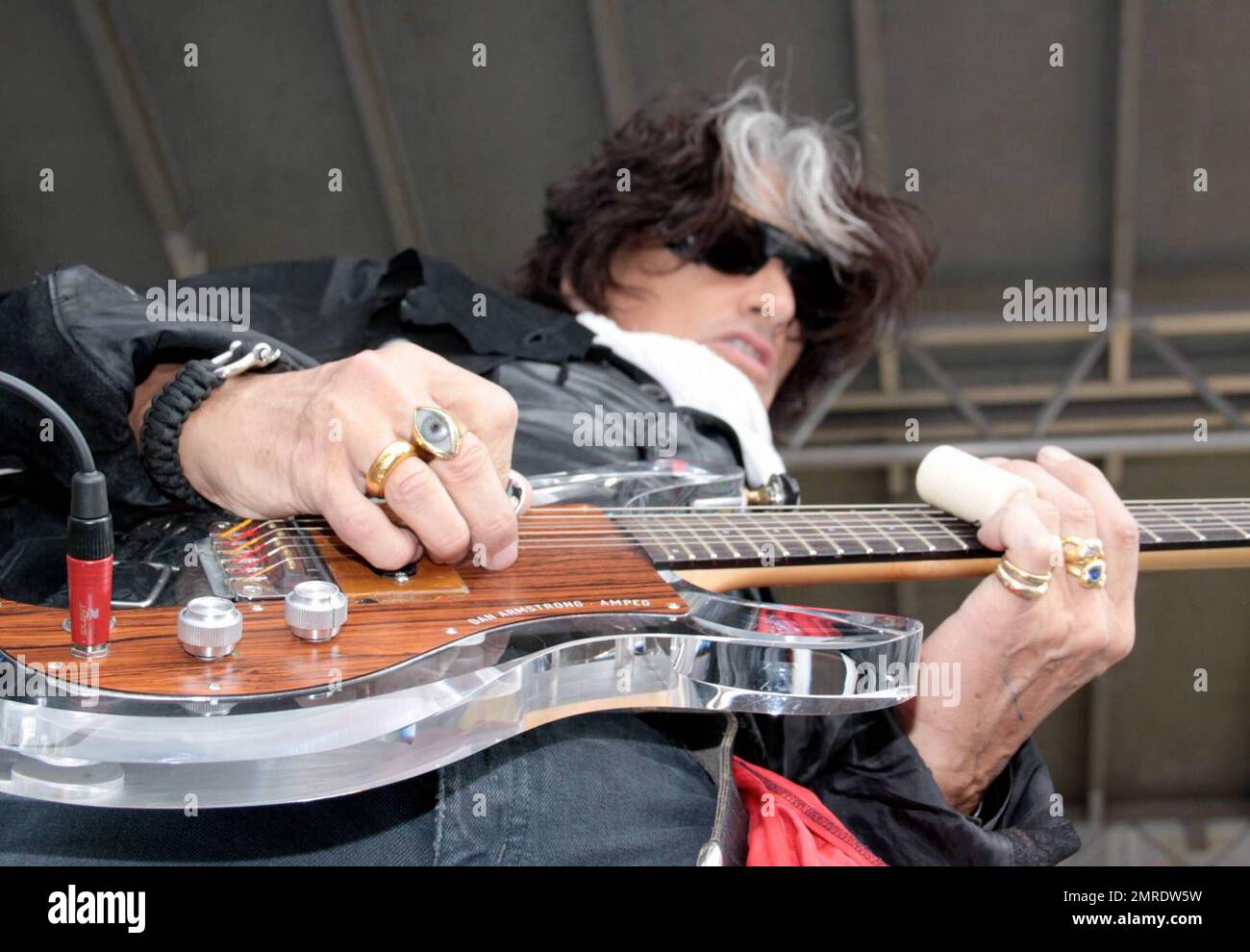 El legendario guitarrista principal y miembro cofundador de Aerosmith Joe  Perry y su banda The Joe Perry Project interpretan un concierto previo al  partido en el partido de fútbol Miami Dolphins vs