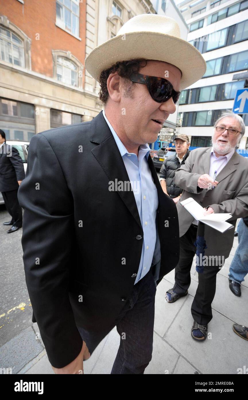 El actor y comediante John C Reilly ignora las solicitudes de autógrafos  esperando a los solicitantes de autógrafos cuando llega a la BBC Radio 2  para una cita. Londres, Reino Unido. 9/9/10