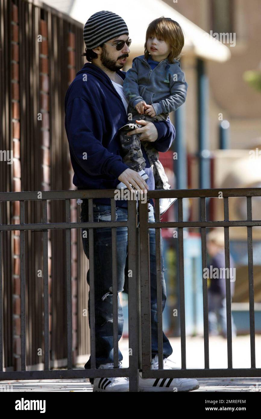 El esposo de Christina Aguilera, Jordan Bratman, y su hijo Max, pasan un  hermoso día juntos en el sur de California en un parque local. Beverly  Hills, CA. 3/7/10 Fotografía de stock -