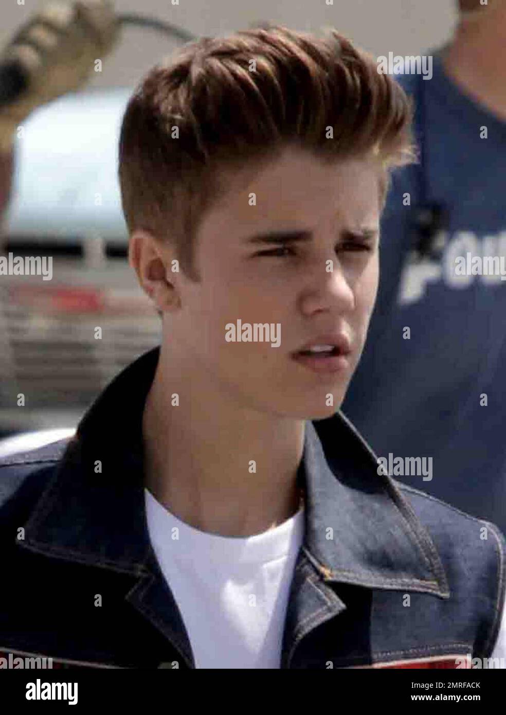 Justin Bieber va al estilo Rockabilly para las escenas en su nuevo video  musical 'Boyfriend'. Con un peinado quiffed y un atuendo que recuerda a  John Travolta en Grecia, Justin se prepara