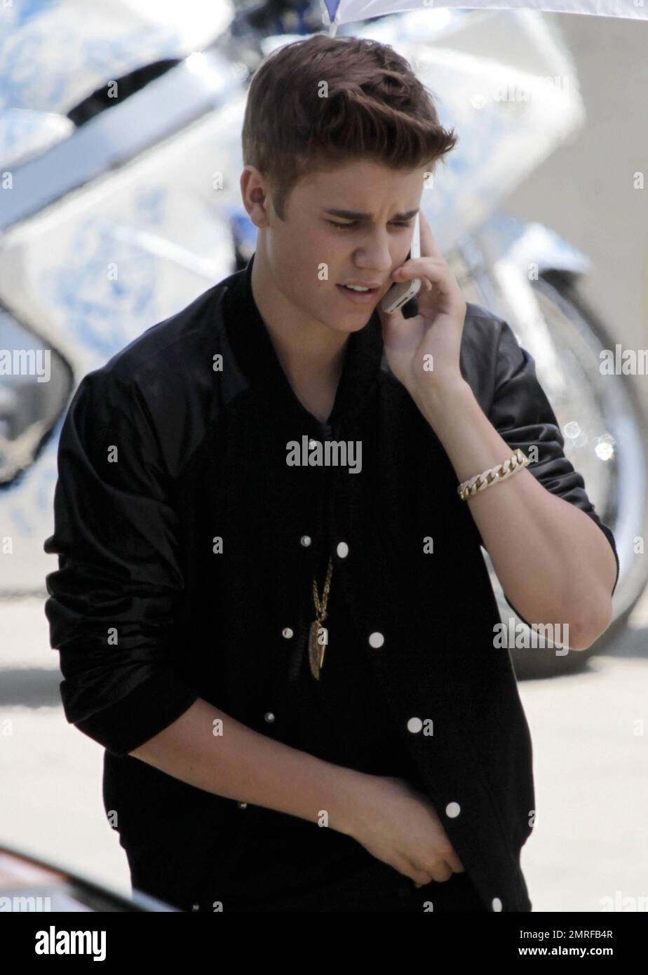 Con un peinado a presión y un atuendo que recuerda a John Travolta en  'Greece', Justin Bieber luce un estilo Rockabilly mientras filma escenas  para su nuevo video musical 'Boyfriend' en el