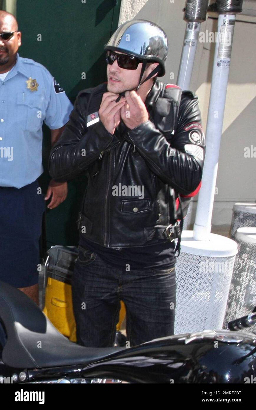 El biker Justin Timberlake deja el Café Med en Sunset Plaza buscando la  parte, con tonos, una chaqueta de cuero negra, unos jeans y unas botas  biker de aspecto muy moderno.