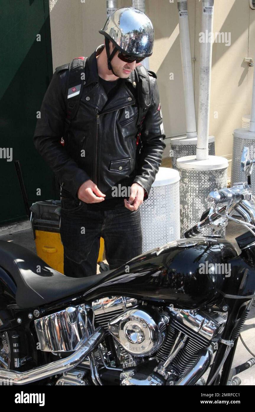 Justin Timberlake se va del Café en Sunset Plaza buscando la parte, completa con tonos, una chaqueta de cuero negra, unos jeans y unas botas biker muy modernas. Timberlake se pone