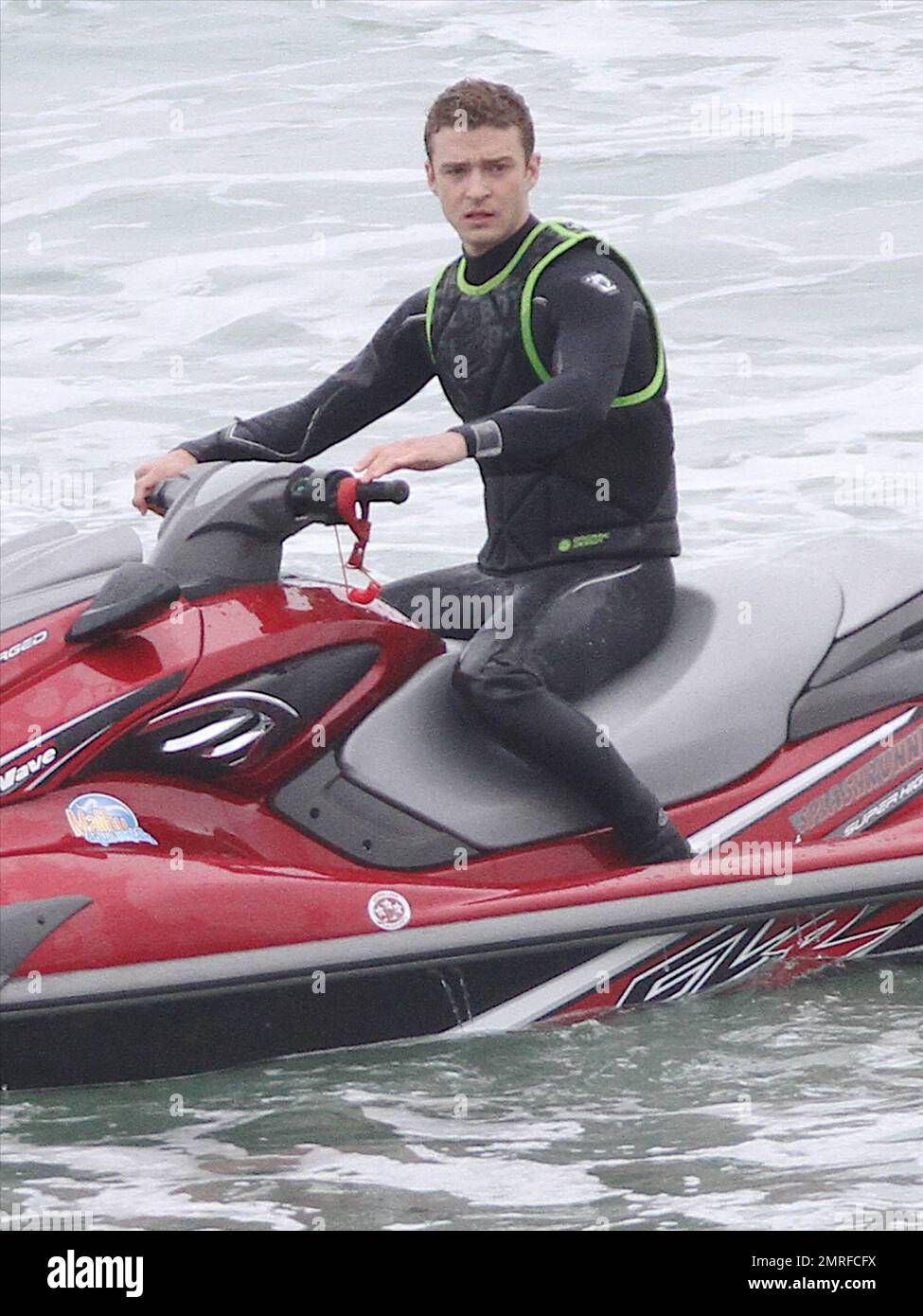 Justin Timberlake recorre el océano en una moto de agua mientras filma una  escena para su nueva película 'Amigos con beneficios' en Malibú. Vestido  con un traje de neopreno negro Timberlake ayudó
