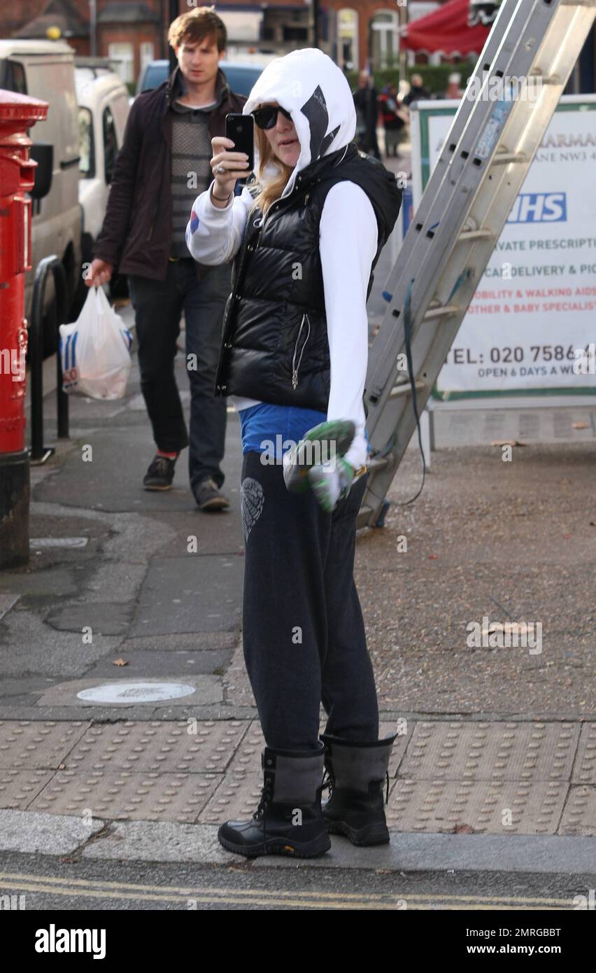 La actriz Kate Hudson y el prometido Matt Bellamy, el delantero de 'Muse',  fueron vistos trabajando en su forma física haciendo un trote. Kate llevaba  una sudadera blanca con un chaleco negro,