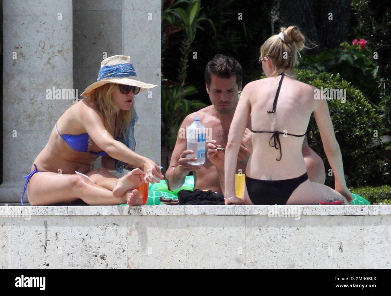 EXCLUSIVO! Kate Hudson se relaja junto a la piscina en un bikini azul con  su hermano Oliver Hudson y su esposa Erinn Bartlett. Hudson, que cumple 31  años en diez días, se