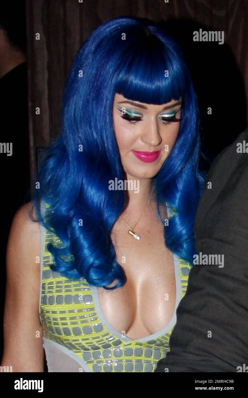 Katy Perry, con un vestido muy revelador y una peluca azul de los pitufos y  su prometido Russell Brand dejan una fiesta después para los MTV Movie  Awards en Hollywood, CA. 6/7/10
