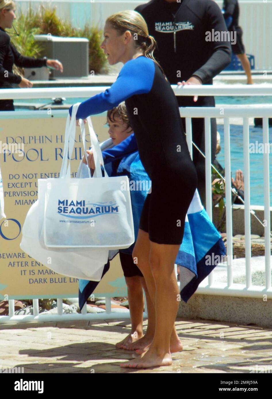 Exclusivo! Kelly Ripa, presentadora del programa de televisión  ESTADOUNIDENSE, pasa una mañana en el Miami Seaquarium con su familia. Ripa  se puso un traje de neopreno y filmó un segmento del espectáculo