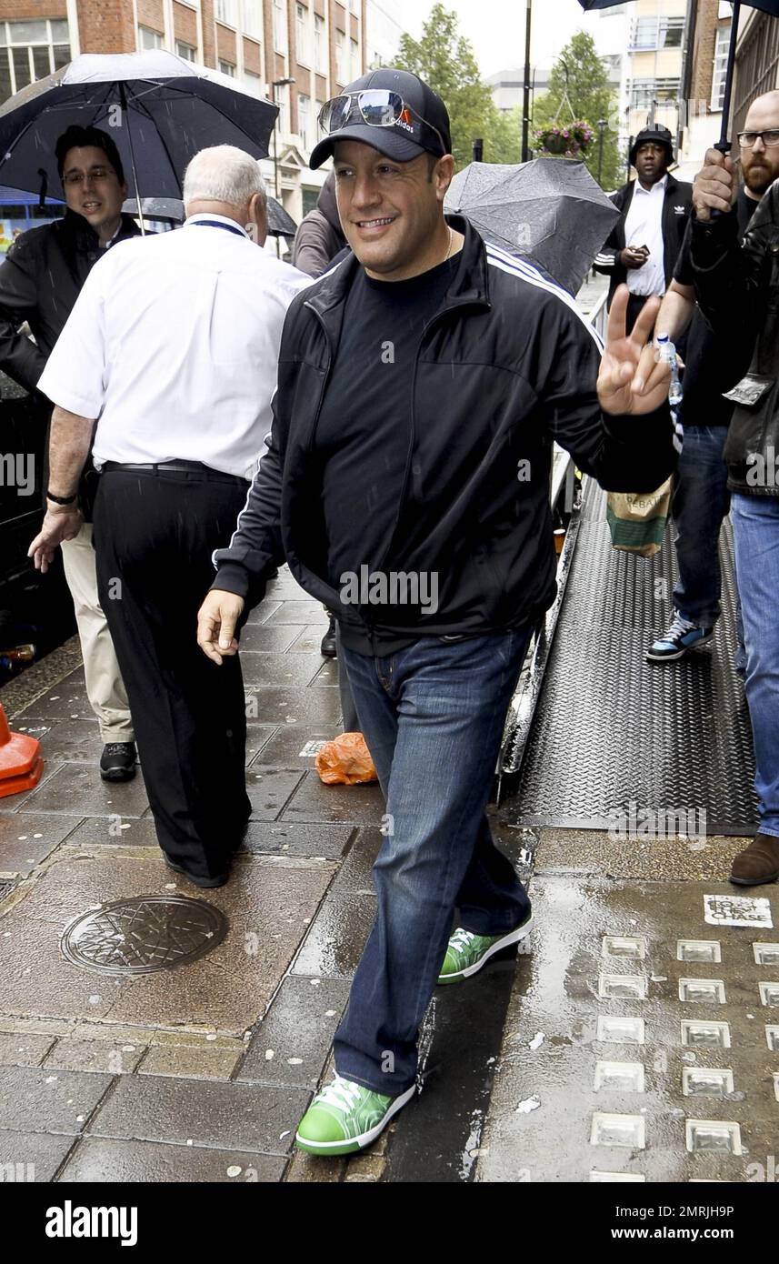 El actor Kevin James se ve más delgado mientras sonríe y muestra una