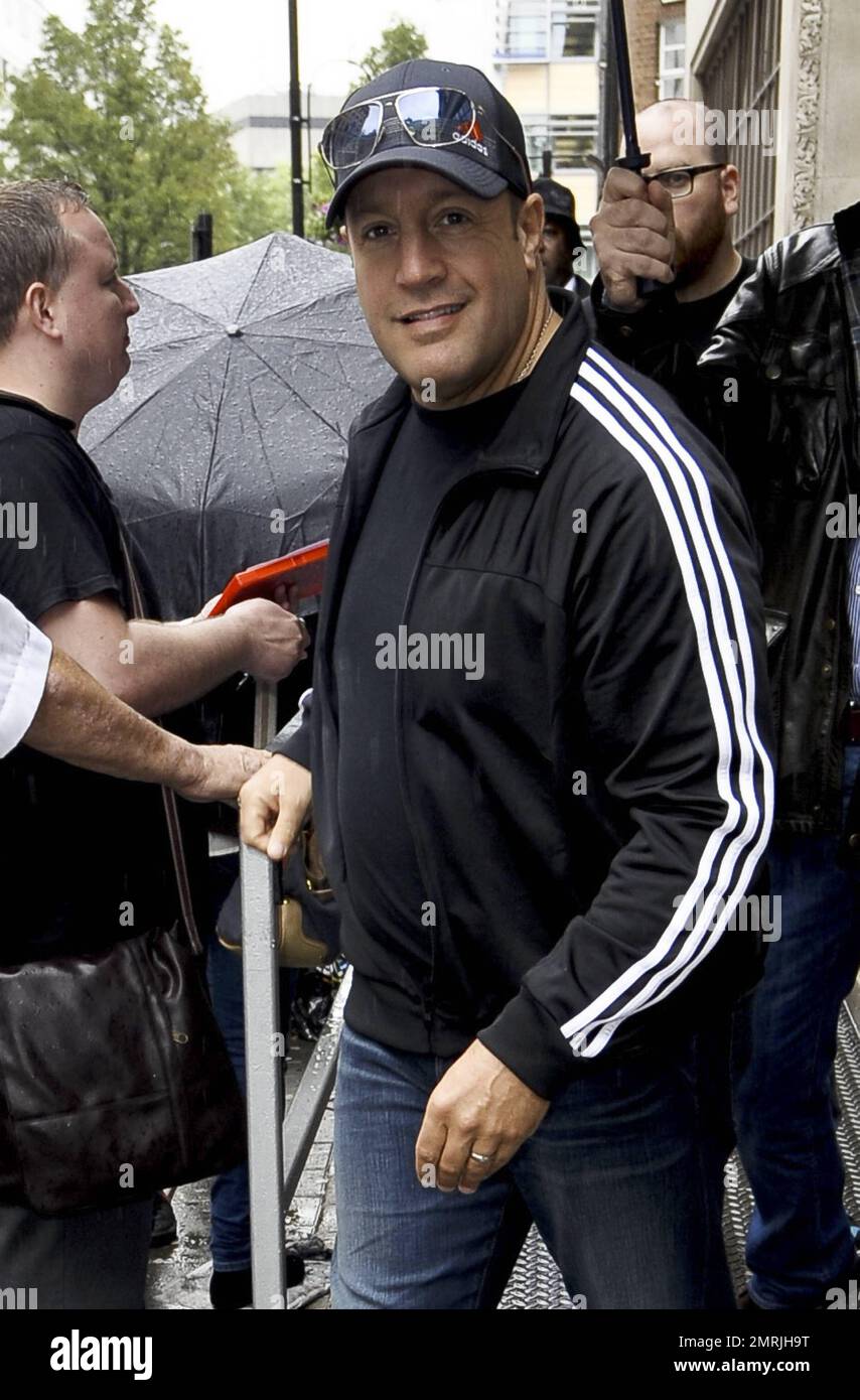 El actor Kevin James se ve más delgado mientras sonríe y muestra una