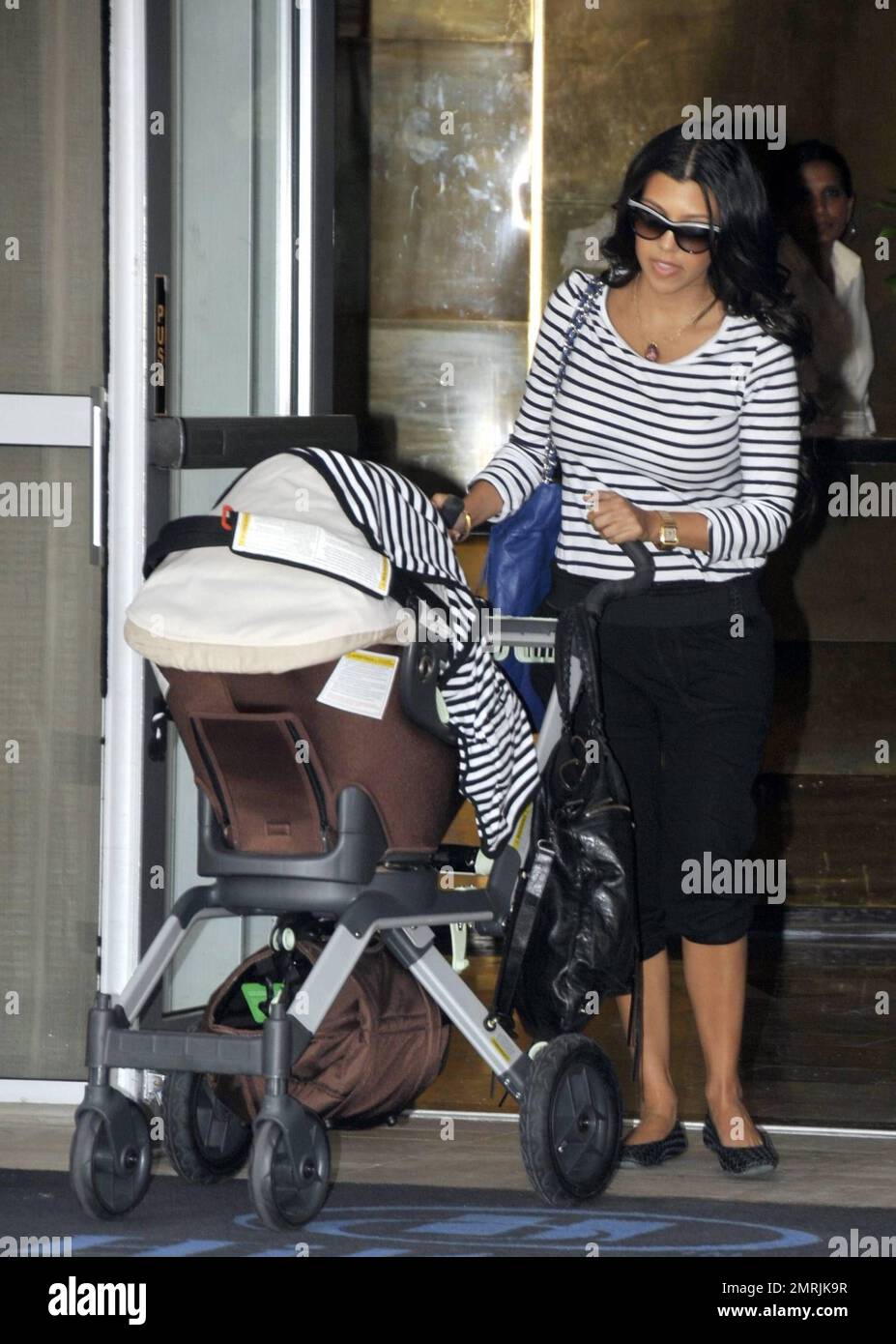 EXCLUSIVO! Khloe Kardashian, con leggings cubiertos de agujeros, y Kourtney  Kardashian con su hijo Mason salen de su lujoso hotel de Miami Beach en una  hermosa mañana de domingo en Miami, FL.