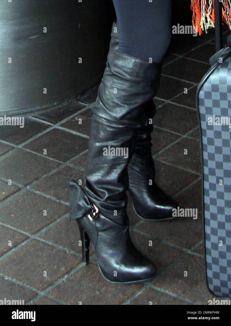 Exclusivo! Kim Kardashian muestra sus famosas curvas con una chaqueta  vaquera pálida de moda recortada, un mini vestido que abraza la figura y  botas negras de tacón alto. Cuando Kim salió de