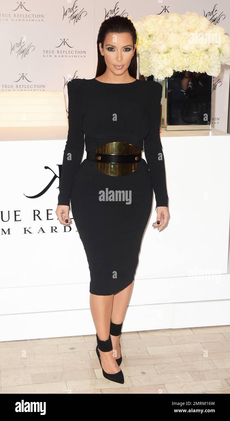 La estrella de la realidad Kim Kardashian lleva un vestido negro con un  cinturón negro ancho y tacones negros en la 2012 'Fashion's Night Out' en  Lord and Taylor en Nueva York,