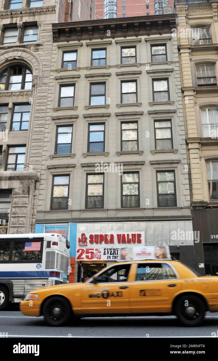 ¡EXCLUSIVO! Vistas exteriores del edificio de apartamentos de Broadway que la cantante de pop superestrella Lady Gaga (Stefani Germanotta) ha visto durante su búsqueda de un nuevo hogar. Según los informes, Gaga, de 24 años de edad, quien con solo dos álbumes de estudio publicados ha logrado convertirse en un fenómeno pop global, vendiendo 15 millones de álbumes y 40 millones de singles en todo el mundo, ha considerado un ático de $9,9 millones, 4 dormitorios y 4 baños en el edificio de Broadway. La revista Forbes ha clasificado a Gaga en cuarto lugar en su lista de las 100 celebridades más poderosas e influyentes del mundo y el cantante, cuyo extraño fashi Foto de stock