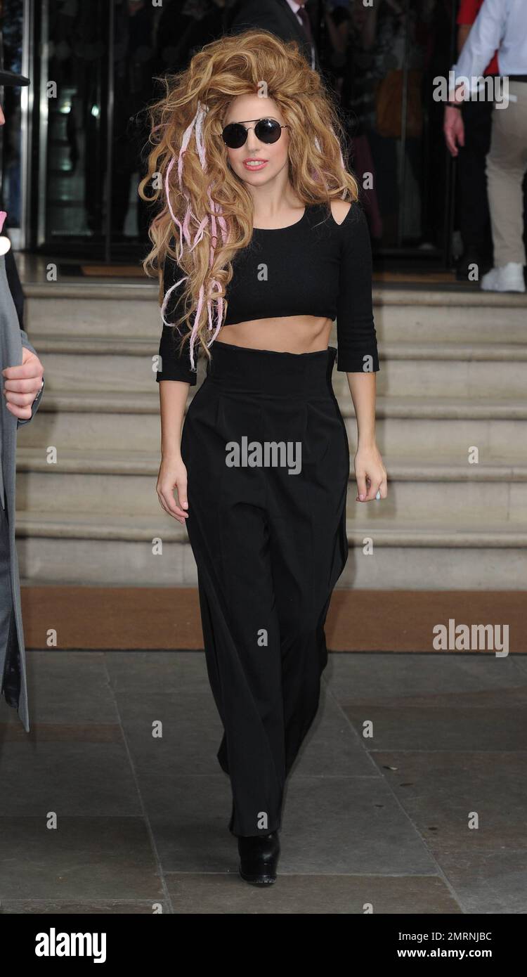 Volviendo a una bandada rubia con extensiones rosadas, Lady Gaga fue vista  saliendo de su hotel de Londres con un crop top negro que mostraba sus  medias abdominales combinadas con pantalones negros