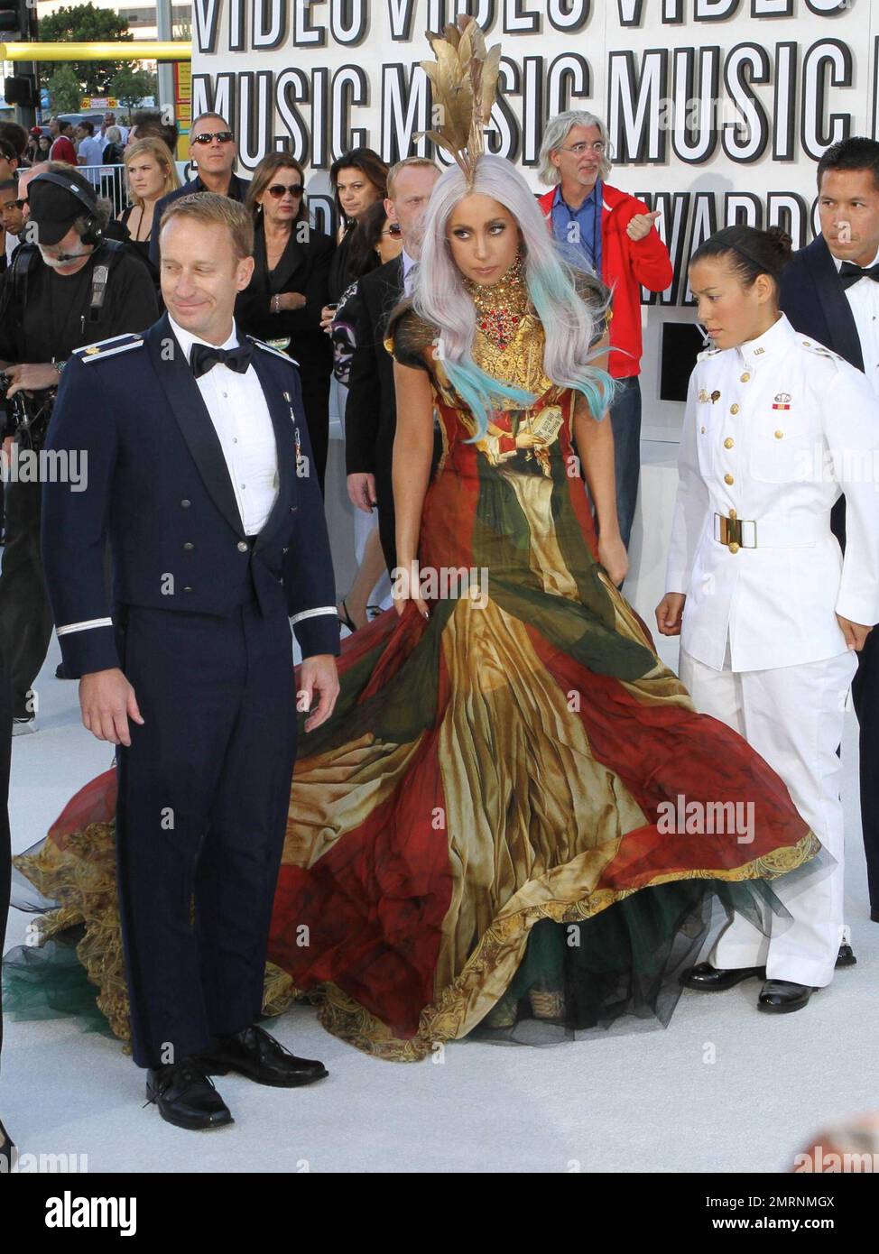 La estrella mundial del pop Lady Gaga llega con un vestido de tul estampado  y un tocado de plumas doradas para los MTV Video Music Awards 2010  celebrados en el Nokia Theatre.