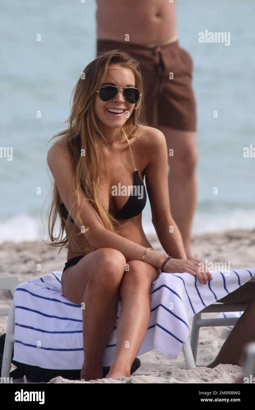 Lindsay Lohan disfruta el día de Nochevieja descansando en Miami Beach con  amigos y familiares. La actriz jugueteó en la playa con un bikini negro y  habló por su teléfono celular. Miami,