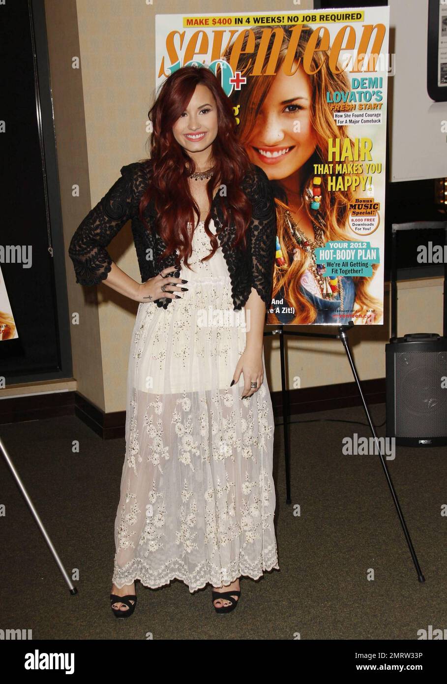 Demi Lovato muestra su pelo súper rojo mientras hace una aparición en  Barnes & Noble en Glendale para promocionar su número de portada de la  revista 'Seventeen'. La ex estrella de Disney