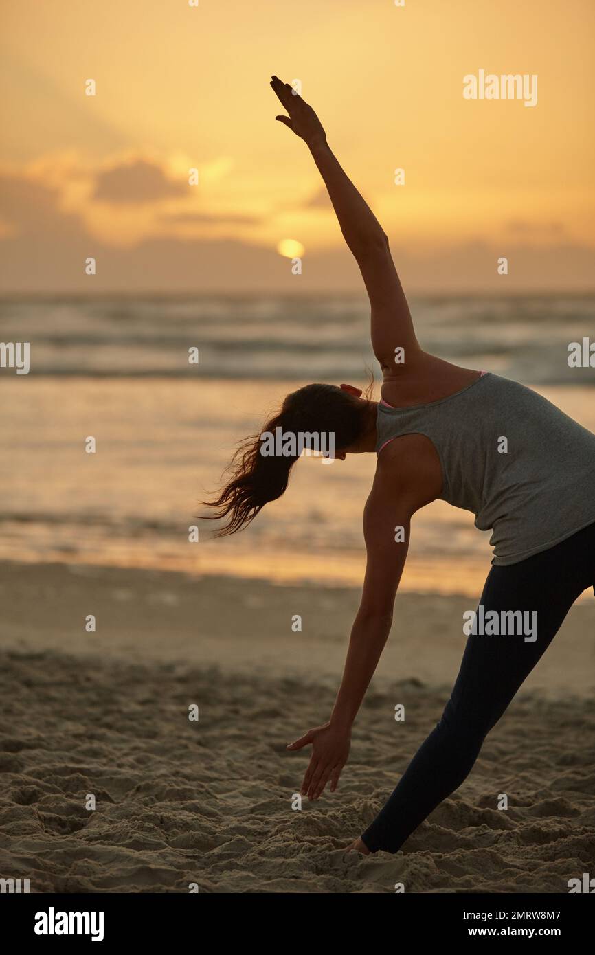 Hombre La Práctica De Yoga En La Playa Al Atardecer Fotos