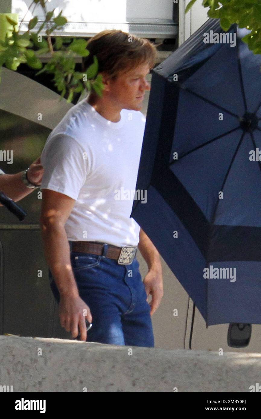 Matt Damon lleva una camiseta blanca y unos vaqueros en el set de 'Liberace:  Behind the Candelabra'. En la película, Damon interpreta al novio de  Liberace, Scott Thorson. La película cuenta la