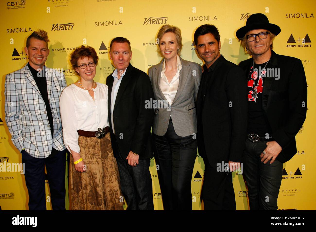 de izquierda a derecha) Adrian Young, Patty Deasy, John Deasy, Jane Lynch,  John Stamos y Matt Sorum en el lanzamiento de la cena benéfica de Matt  Sorum para la campaña 'Adopte the