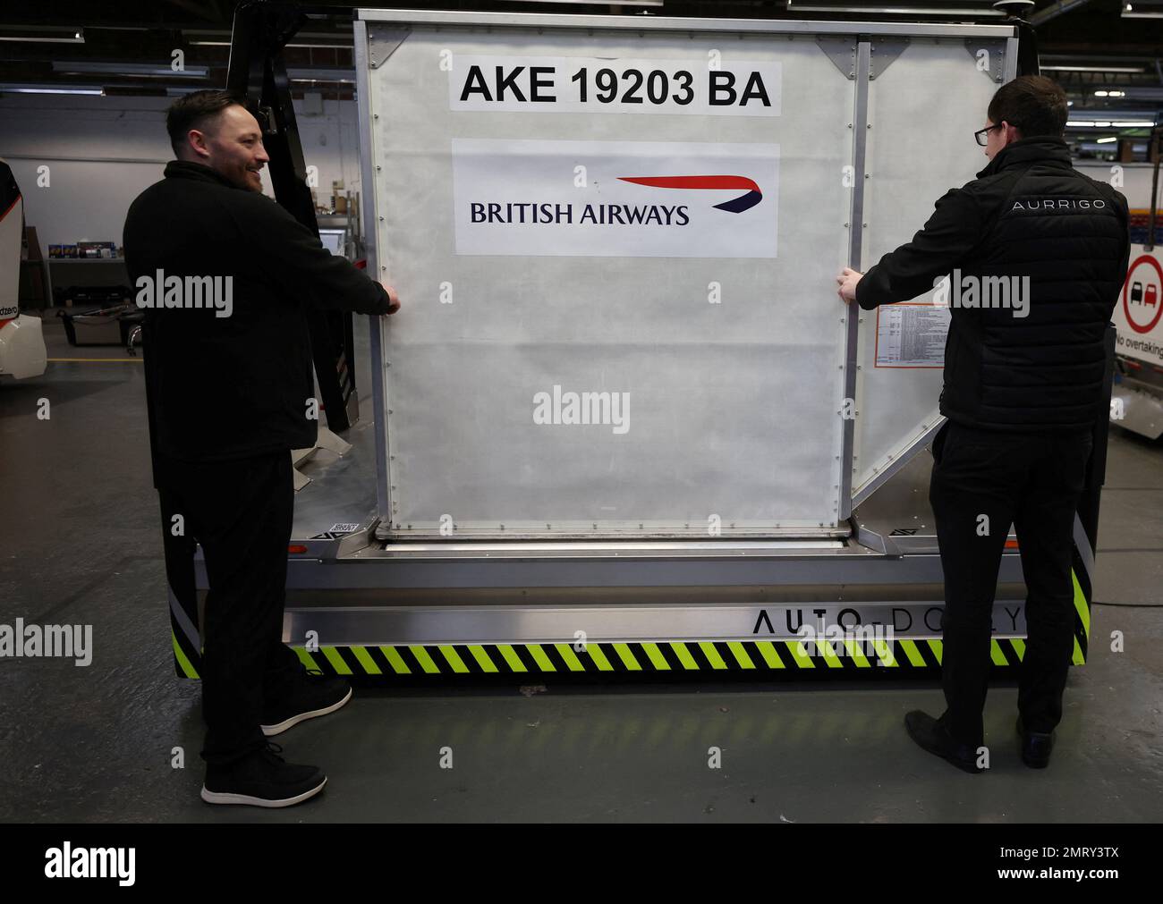 Los trabajadores ajustan un portaequipajes en uno de los transportadores autónomos de equipaje “Auto-Dolly” de la compañía en la fábrica de Aurrigo en Coventry, Reino Unido, el 18 de enero de 2023. REUTERS/Phil Noble Foto de stock