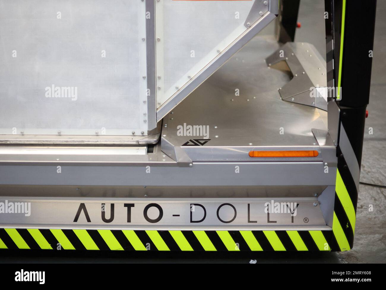 Un portaequipajes se encuentra en la parte superior de uno de los transportadores autónomos de equipaje 'Auto-Dolly' de la compañía en la fábrica de Aurrigo en Coventry, Gran Bretaña, el 18 de enero de 2023. REUTERS/Phil Noble Foto de stock