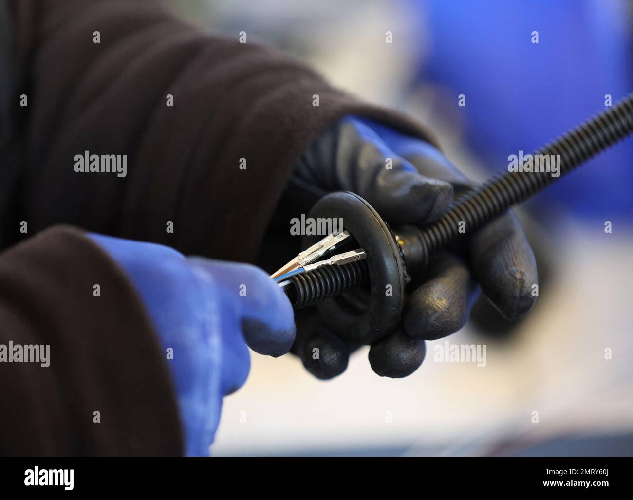 Un trabajador ensambla un componente eléctrico en la fábrica de Aurrigo en Coventry, Gran Bretaña, el 18 de enero de 2023. REUTERS/Phil Noble Foto de stock