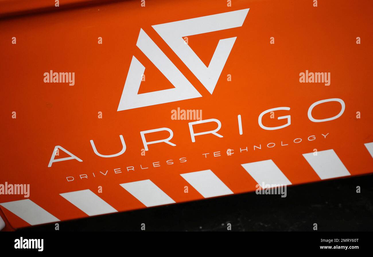 Un logotipo de la empresa se ve en el lateral de un vehículo autónomo en la fábrica de Aurrigo en Coventry, Gran Bretaña, 18 de enero de 2023. REUTERS/Phil Noble Foto de stock