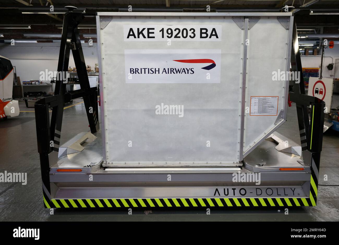 Un portaequipajes se encuentra en la parte superior de uno de los transportadores autónomos de equipaje 'Auto-Dolly' de la compañía en la fábrica de Aurrigo en Coventry, Gran Bretaña, el 18 de enero de 2023. REUTERS/Phil Noble Foto de stock