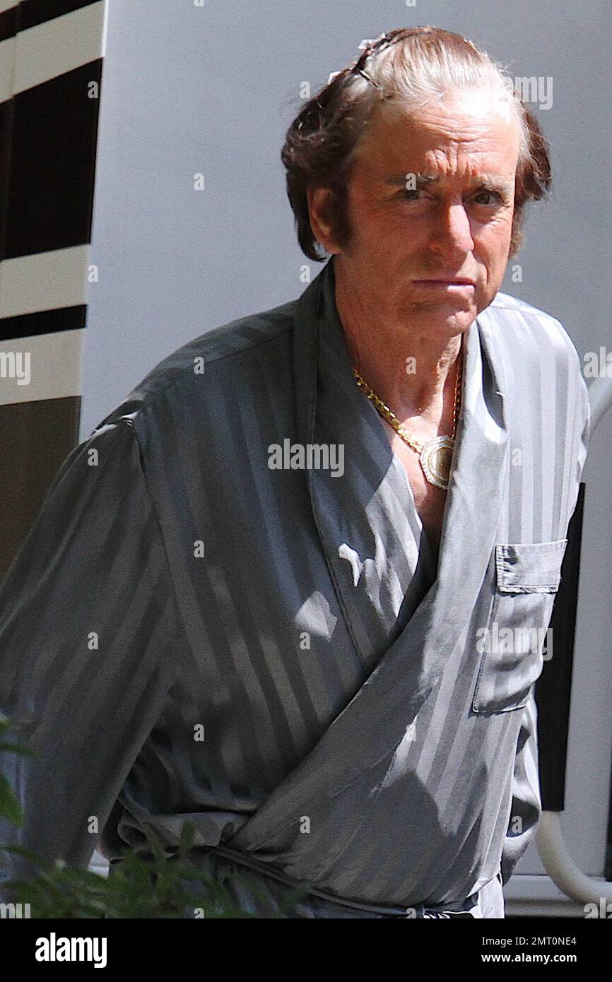 EXCLUSIVO! Mirando mucho al personaje, Michael Douglas lleva el pelo  clavado de su cara mientras está en el set de 'Liberace: Behind the  Candelabra'. Douglas, que llevaba un gran collar de medallón