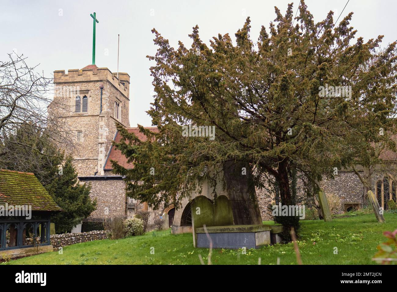 Iglesia Parroquial Pinner, cementerio con tumba y tumbas. Edificio de la iglesia y torre de la iglesia. Edificio medieval del siglo 14th en el suburbio de Londres. Foto de stock