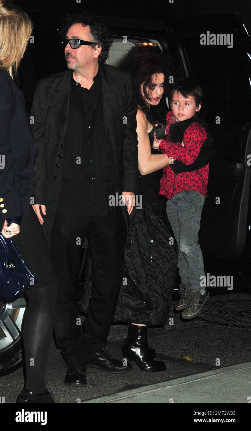 Tim Burton y su esposa Helena Bonham Carter asisten al 2nd Beneficio Anual del MoMA en honor a él celebrado en el Museo de Arte Moderno (MOMA) en Nueva York, NY 11/17/09. Foto de stock