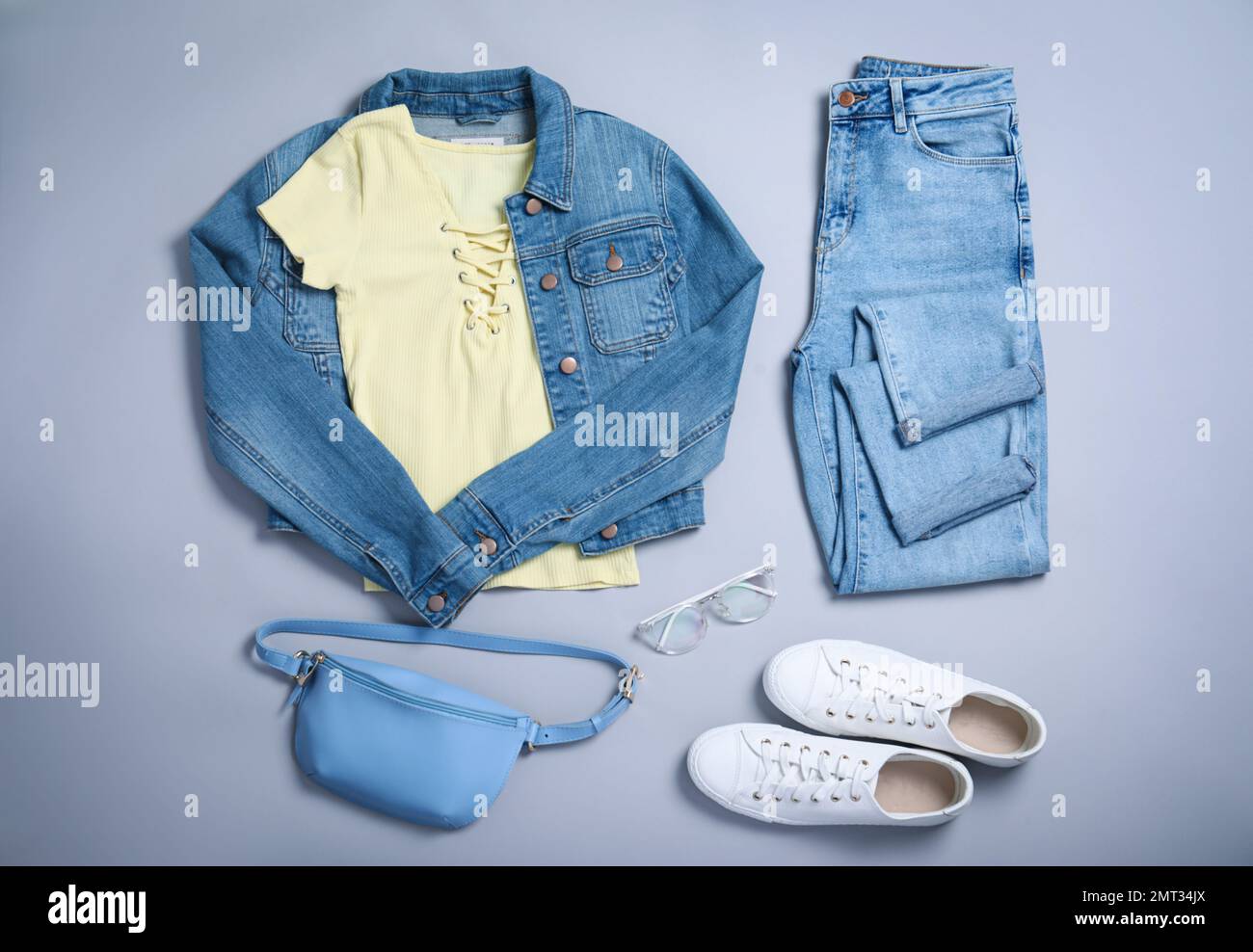 Outfit elegante con jeans sobre fondo gris claro, flat lay Fotografía de  stock - Alamy